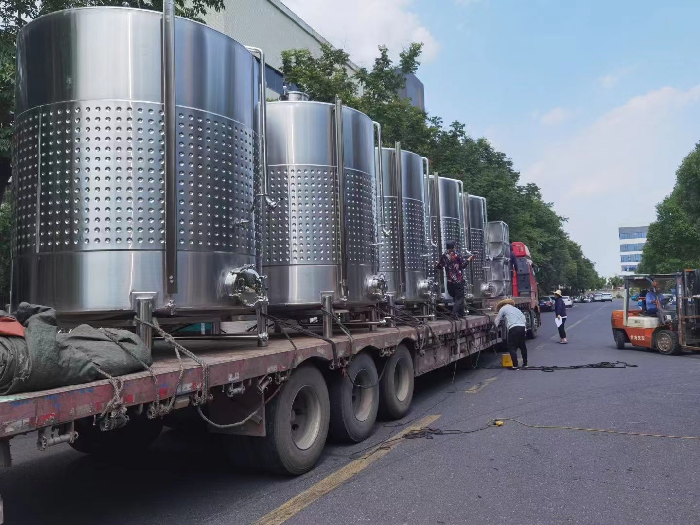 山東濰坊市安丘市的一車果酒設(shè)備已發(fā)出！